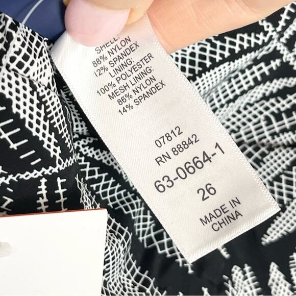 Swimsuits For All Women Twist Front V-Neck Swimdress One Piece Swimsuit size 26 - Picture 9 of 10